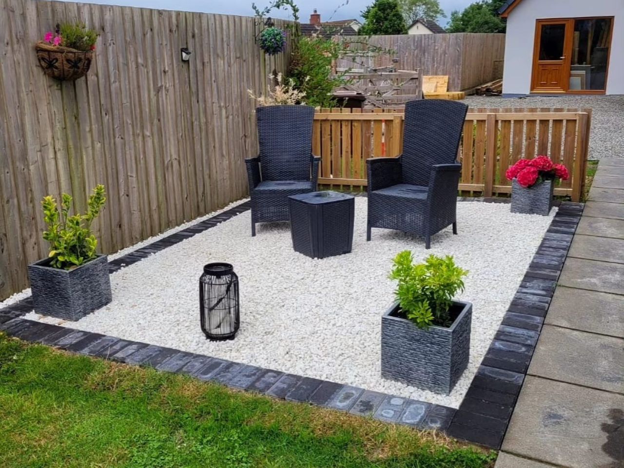 Gravel seating area with sett edging