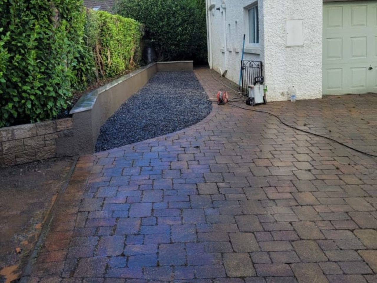 Block paved drive with a slate gravel bed